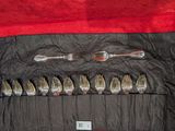 une photo d'un ensemble de fourchettes et de cuillères dans un coffret