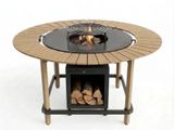 une table surmontée d'un foyer