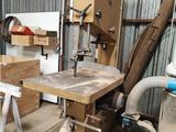 une photo d'un atelier de menuiserie avec une table et une machine