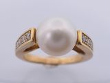 bague en perles blanches et diamants sur fond blanc