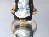 une image représentant une bague pour femme ornée d'un camée sculpté représentant la tête d'un homme
