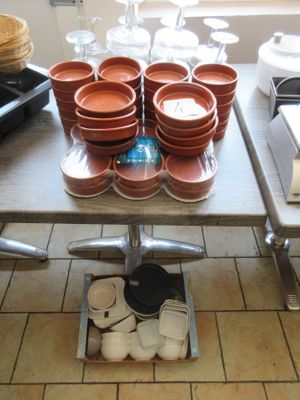 de nombreuses assiettes et bols posés sur une table dans la cuisine