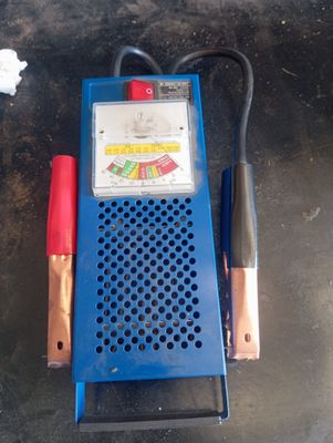 un chargeur de batterie bleu et rouge posé sur une table