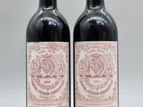 deux bouteilles de vin rouge posées l'une à côté de l'autre sur une table