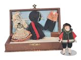 une petite figurine représentant un homme et une femme, dans une valise