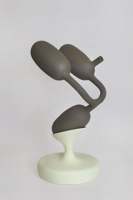 une sculpture composée de cuillères et de « cuillères-cuillères » posée sur un socle