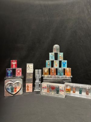 un grand nombre d'objets différents posés sur une table