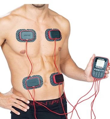 un homme tenant un téléphone portable auquel sont fixées des électrodes