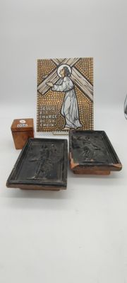 une statue de Jésus tenant une croix, à côté d'une image de Jésus
