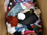 une boîte en carton remplie de vêtements et d'autres objets