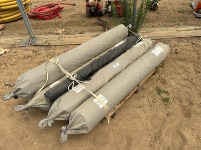 une pile de sacs posés par terre