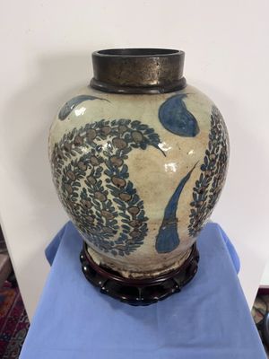 un vase posé sur un tissu bleu