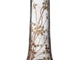 un vase en verre orné d'un motif floral