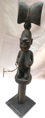 statue d'un homme coiffé d'un arc, posée sur un socle