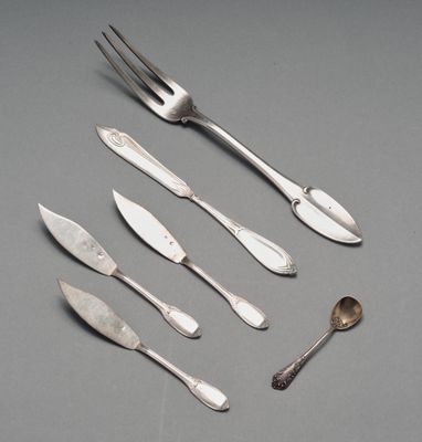 cinq fourchettes, deux cuillères et une cuillère sur une table