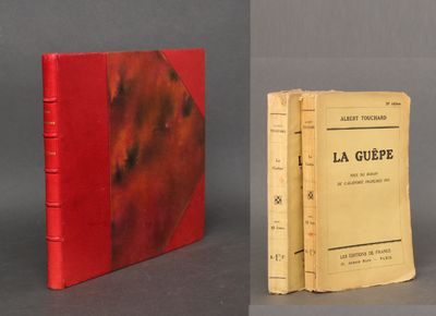 deux livres à la couverture rouge posés l'un sur l'autre
