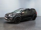 un SUV noir garé dans une pièce aux murs blancs