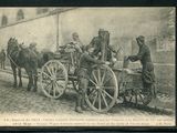 une photo en noir et blanc représentant un groupe d'hommes dans une calèche