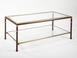 une photo d'une table basse en verre sur fond blanc