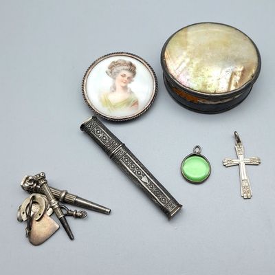 un grand nombre d'objets posés sur une table