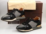 paire de baskets Louis Vuitton noires et dorées, avec leur boîte