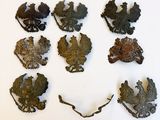 Plusieurs broches anciennes en bronze sont exposées sur un fond blanc