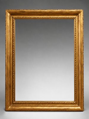 un miroir à cadre doré orné d'un liseré de perles sur les bords
