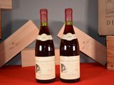 deux bouteilles de vin posées l'une à côté de l'autre sur une table