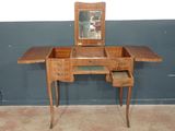 un petit bureau en bois surmonté d'un miroir