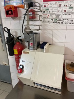 une machine posée sur le comptoir d'une cuisine