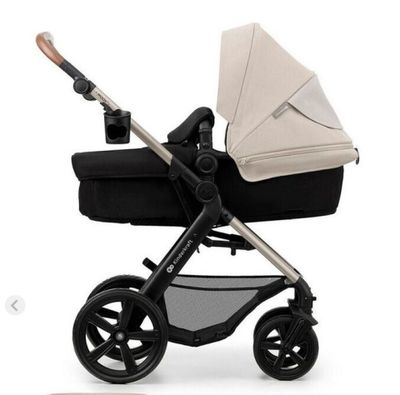 une image représentant une poussette avec un bébé à l'intérieur, sur fond blanc