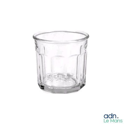 une tasse en verre posée sur une table