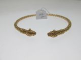 un gros plan d'un bracelet en or orné de deux serpents