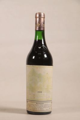 une bouteille de vin posée sur une table