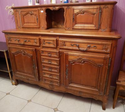 une armoire en bois surmontée d'un miroir