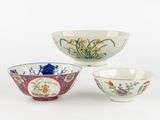 trois bols chinois ornés de motifs floraux sur fond blanc