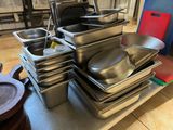 de nombreuses casseroles, empilées les unes sur les autres