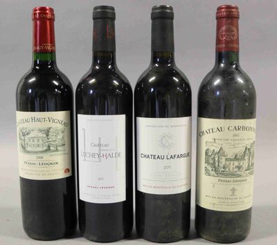 trois bouteilles de vin rouge sont alignées sur une table