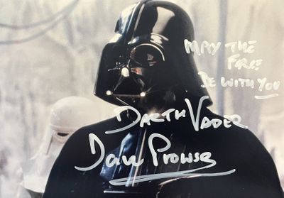 une photo dédicacée de Dark Vador tirée du film « Star Wars »
