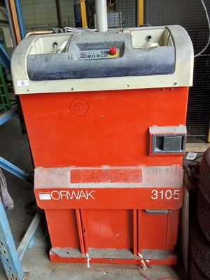 une machine posée sur un chariot dans le garage
