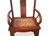 une chaise en bois dont l'assise est en osier