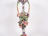 un vase avec des fleurs posé sur une table
