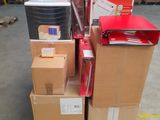 de nombreux cartons empilés les uns sur les autres dans un entrepôt