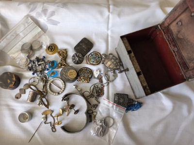 une boîte remplie d'objets divers posée sur un lit