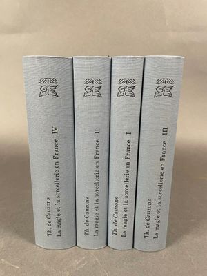 quatre livres sont empilés sur une table