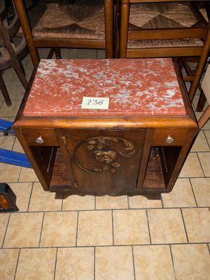 une table en bois avec un plateau en marbre et une chaise en bois