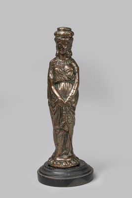 une figurine en bronze représentant une femme coiffée d'un chapeau