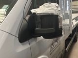un camion blanc avec une caisse à l'arrière de sa benne