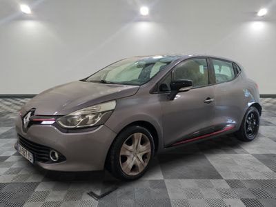 la voiture grise est garée sur le sol en damier d'un garage