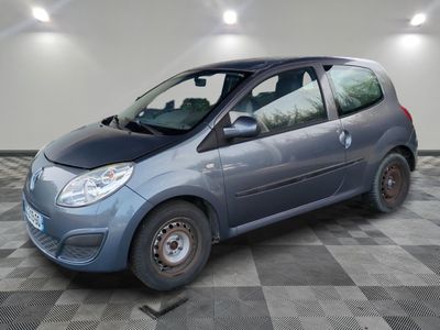 la photo d'une petite voiture bleue garée dans un garage